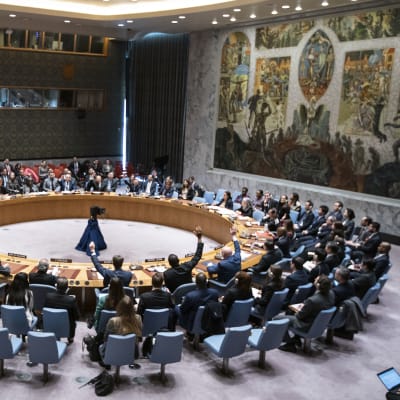 FN:s säkerhetsråd samlat kring ett cirkelformat bord i en stor sal i FN-huset i New York den 20 februari 2023.