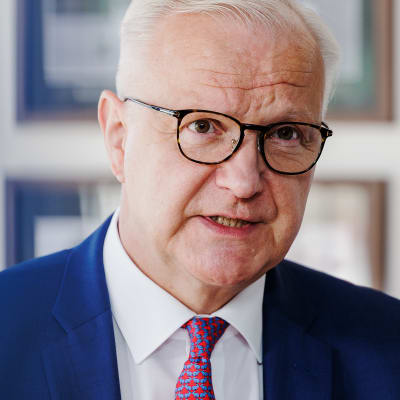 Olli Rehn piti tiedotustilaisuuden Bolt Arenan Hall of Fame -tilassa.