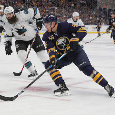 Rasmus Ristolainen skrinnar förbi Brent Burns.