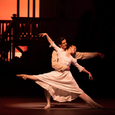 Kuvassa Sibelius-baletin tanssijat eläytyvät lavalla, Abigail Sheppard Ainona Henry Grey Jean Sibeliuksena.