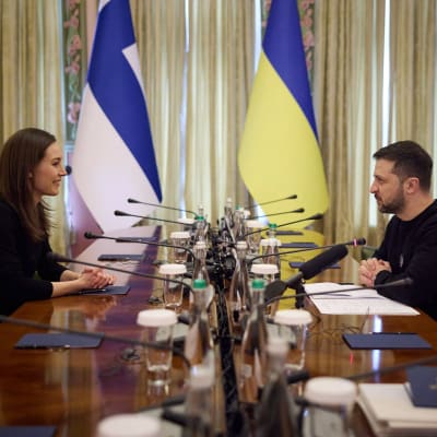 Suomen pääministeri Sanna Marin ja Ukrainan presidentti Volodymyr Zelenskyi Kiovassa 10. maaliskuuta 2023.