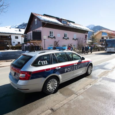 Polisbil under dopningsrazzian i Seefeld.