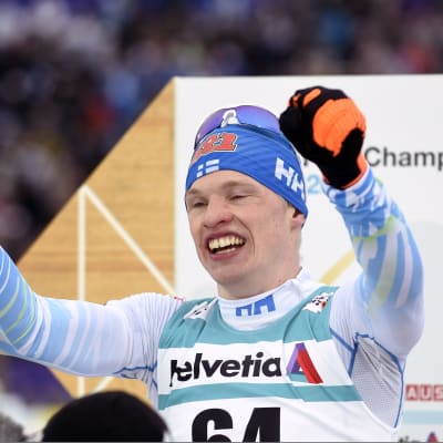 Iivo Niskanen tuulettaa 15 kilometrin perinteisen MM-kultaa Lahdessa.