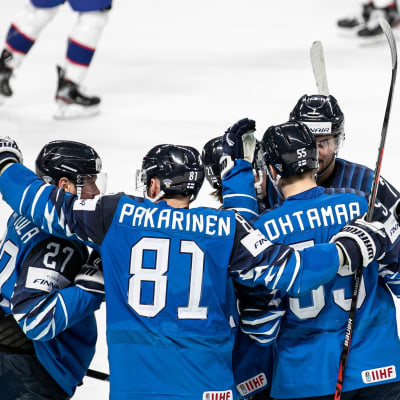 Finland firar mål.