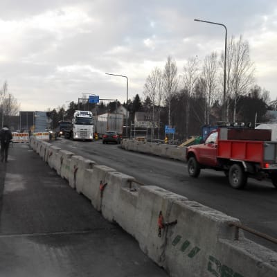 Pojoviksbron i Raseborg repareras och där finns betinggrisar som skyddar fotgängare från bilarna.