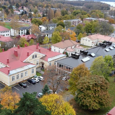 Bild tagen ovanifrån av Ekenäsgården och Ekenäs bibliotek. Till vänster i bild syns den gamla sjukvårdsskolan.