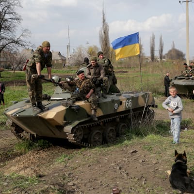 Ukrainska soldater sitter på deras pansarfordon i Kramatorsk, Ukraina.