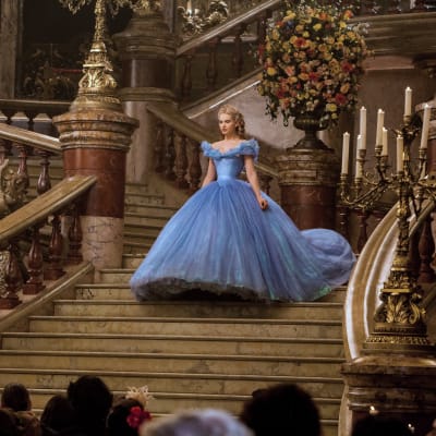 Lily James som Askungen i Disneyfilmen Cinderella.