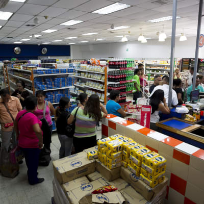 En kö i en venezuelansk matbutik den 3 februari 2015.