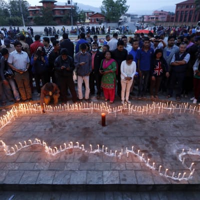 Nepal sörjer dem som dött i jordbävningen.