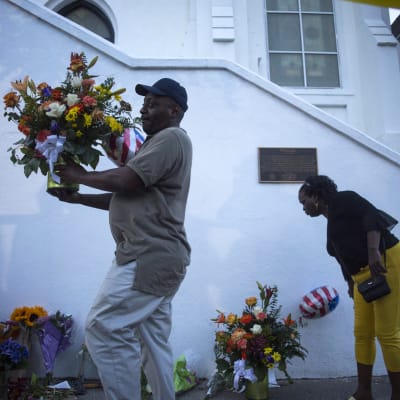 Blommor placeras ut utanför kyrkan i Charleston.