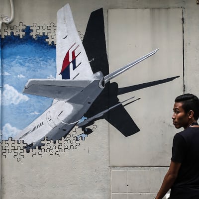 En väggteckning i Shah Alam i Malaysia drygt två år efter att MH370 försvann spårlöst i Indiska oceanen