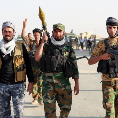 Shiamuslimska milismän angriper som bäst staden Tel Afar väster om Mosul. Jihadisternas förbindelser mellan Mosul och Raqq bryts om eller när staden intas