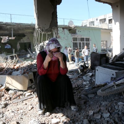 En kurdisk kvinna gråter i sitt förstörda hus i Cizre, Sirnak-provinsen 2.3.2016