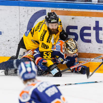 Sami Mutanen tacklar Kristian Kuusela