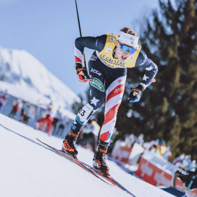 Gus Schumacher åker skidor.