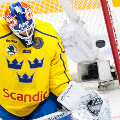 Svenska hockeymålvakten Viktor Fasth släpper in en puck.