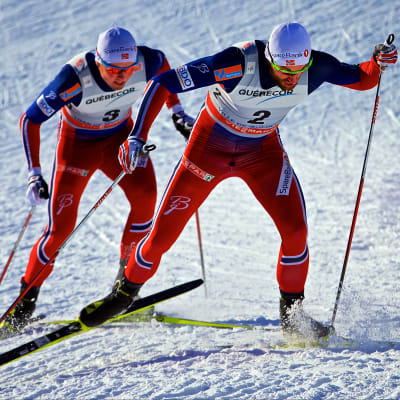 Emil Iversen hänger på Petter Northug i skidspåret i Quebec.