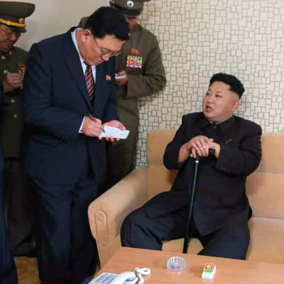 Kim Jong-un med en käpp efter att inte ha uppträtt i allmänheten på en månad.