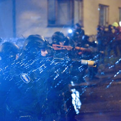 Polisen hindrar demonstranter i Tölö.