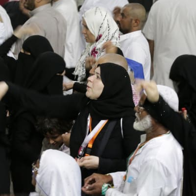 Muslimska pilgrimer i Mina deltar i ritualen där "djävulen stenas" 25.9.2015