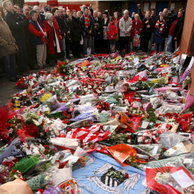 Manchester United fans hedrar minnet av de som dog i flygolyckan 1958 vid en minnesstund i Manchester 2008.