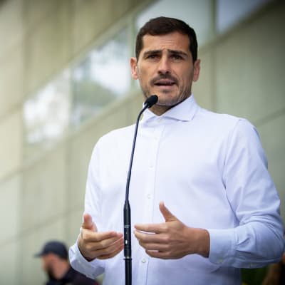Casillas talar med journalister utanför sjukhuset
