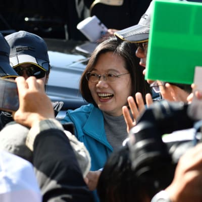 Taiwans president Tsai Ing-Wen hälsar på anhängare under presidentvalskampanjen.