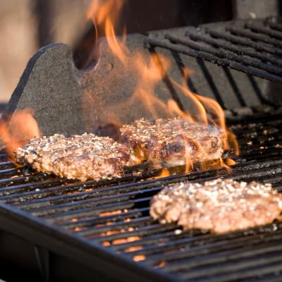 Biffar på en grill.