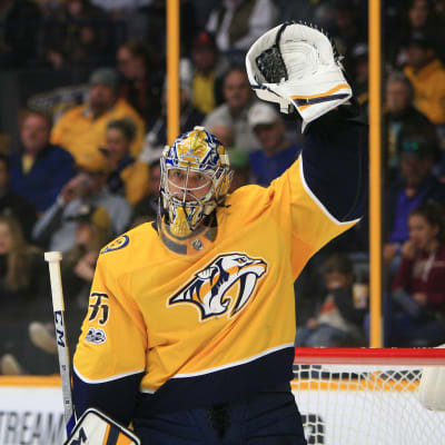 Pekka Rinne sträcker armen i luften