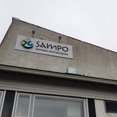 Saimaan ammattiopisto Sampon logo rakennuksen seinässä Imatralla.