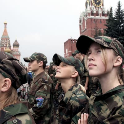 Venäläisnuoria osallistumassa sotillalliseen leirikouluun Moskovassa.