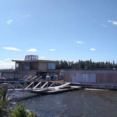 Byggnad på flotte