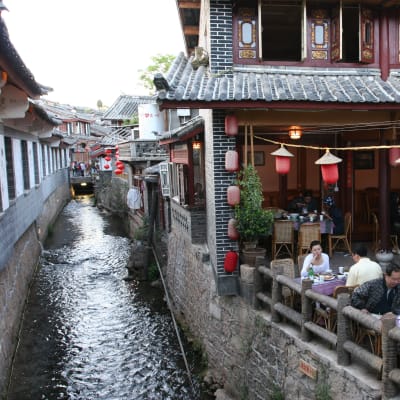 En restaurang i gamla staden i Lijiang, ett av UNESCO:s världskulturarv sedan 1997. Bild: Yle/Rauli Virtanen