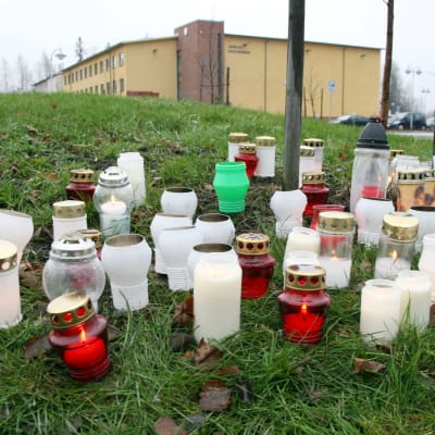 Tända ljus för att minnas de som dog i skolskjutningen i Jokela