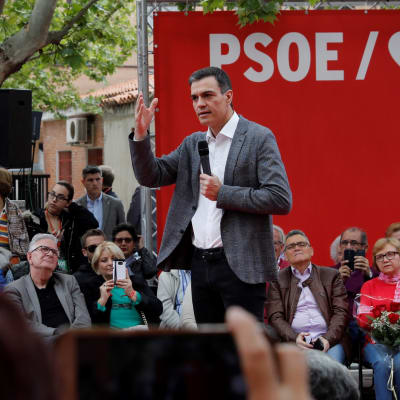 Spaiens premiärminister Pedro Sanchez talar till väljare i Madrid