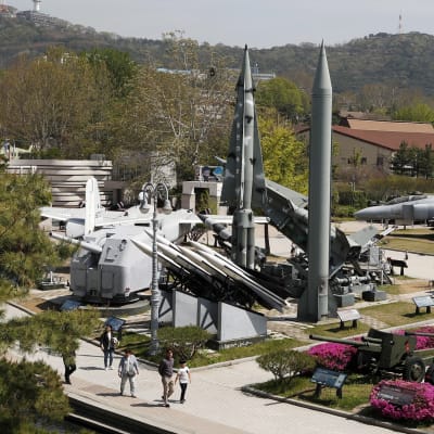 Nordkoreaner betraktar missiler vid minnesmuseet för koreanska kriget.