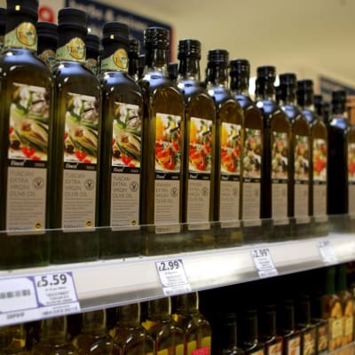 Flaskor med olivolja på butikshyllan.
