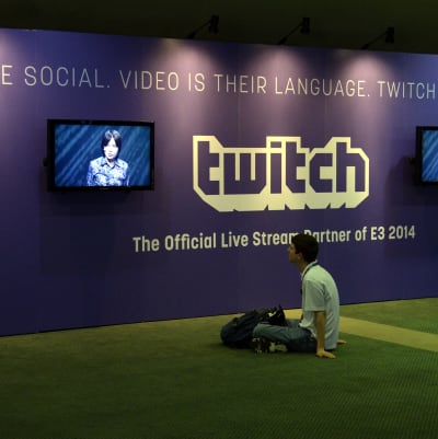 En besökare tittar på skärmar på mässan Electronic Entertainment Expo i Los Angeles i juni 2014.