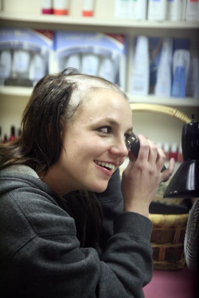 ikoniskt ögonblick då Britney Spears rakar av sig allt hår