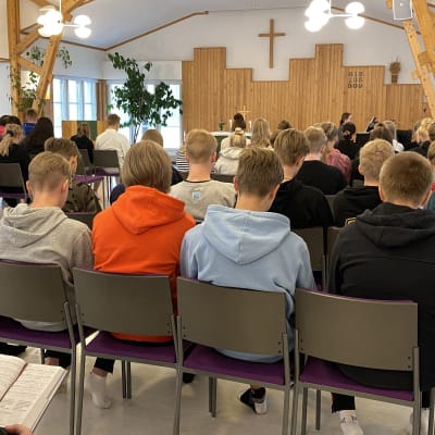 Rippikoululaiset kirkkosalissa Kajaanin Joutenlammella.