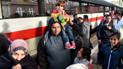 Flyktingar anländer till tyska Eisenhuettenstadt