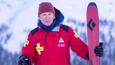 Tuomo Poukkanen står i en slalombacke med sina skidor.