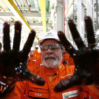Luiz Inacio "Lula" da Silva poserar med olja på händerna vid ett Petrobras-jippo i oktober 2010.