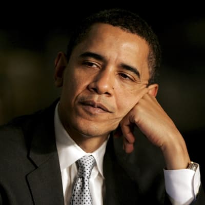 En inte ännu gråhårig Barack Obama som lutar sin kind mot handen. Bilden tagen 2008.