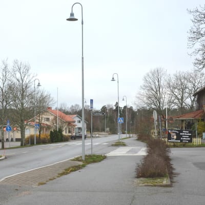 Den asfalterade byavägen som går genom Gustavs centrum. Gatan är öde i november.