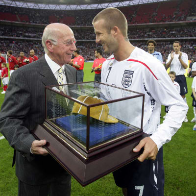 Sir Bobby Charlton palkitsi David Beckhamin 100. maajoukkueottelusta 2008.