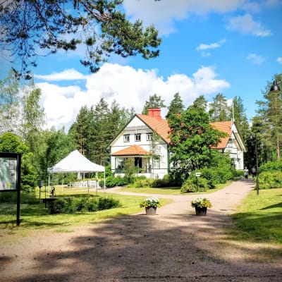 P. E. Svinhufvudin talomuseo sijaitsee vehreän puutarhan keskellä.