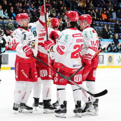 Sport-spelare jublar.