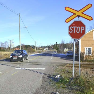 Bil kör över en plankorsning vid Skinnarbyvägen i Lovisa.